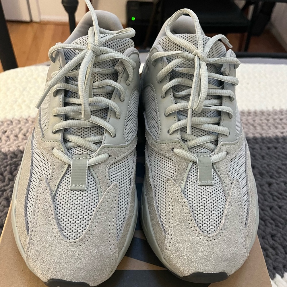 Stylish Athletic Sneakers in Light Gray